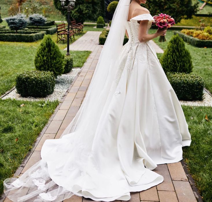 Шикарна весільна сукня в стані «нової»