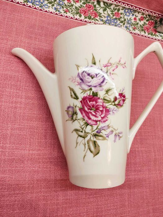 Dzbanek porcelanowy Chodzież z kwiatowym motywem