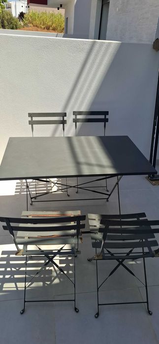 Mesa exterior e cadeiras