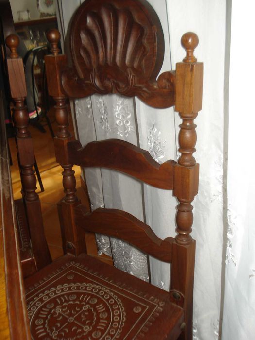 Mesa e seis cadeiras