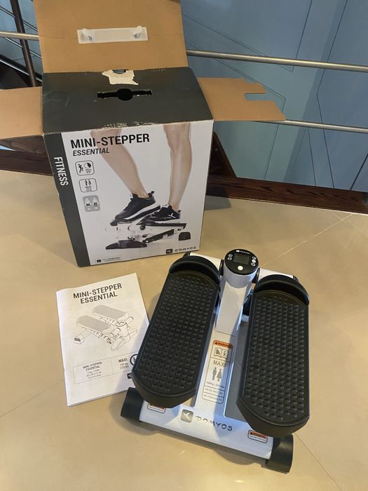 Czarno biały steper do ćwiczeń Decathlon