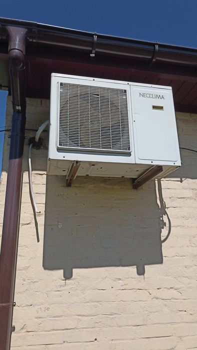 Продаются зовнішні блоки 2 шт. кондиціонерів характеристики на фото