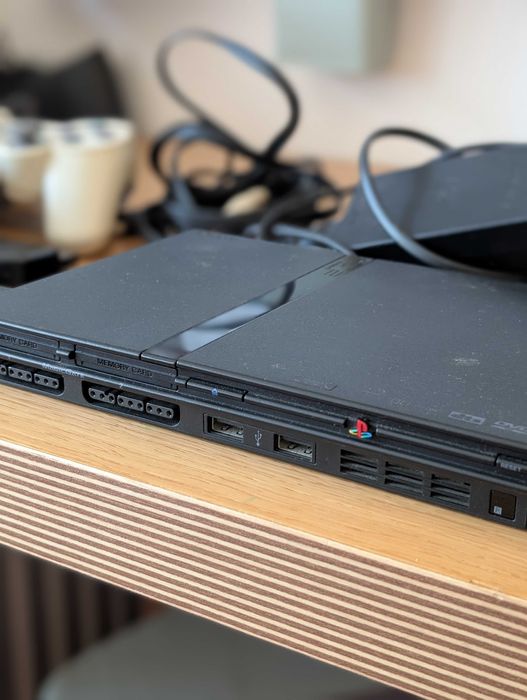 PS 2 Slim+Comandos+Microfones+Comandos Buzz+Cartões Memória+20 Jogos