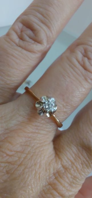 Золотое кольцо с бриллиантом