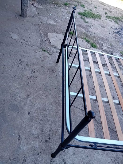 vendo cama de ferro com estrado em bom estado.