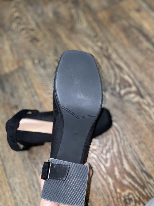 Жіночі чорні туфлі на стійкому каблуці