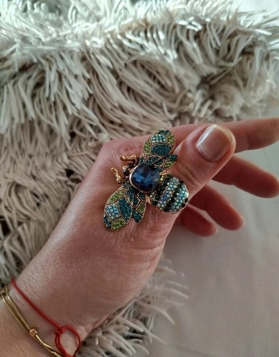 Piękna bogato zdobiona broszka żuk w kolorach granatu i zieleni