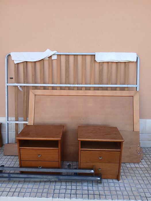 Cama casal e mesas de cabeceira