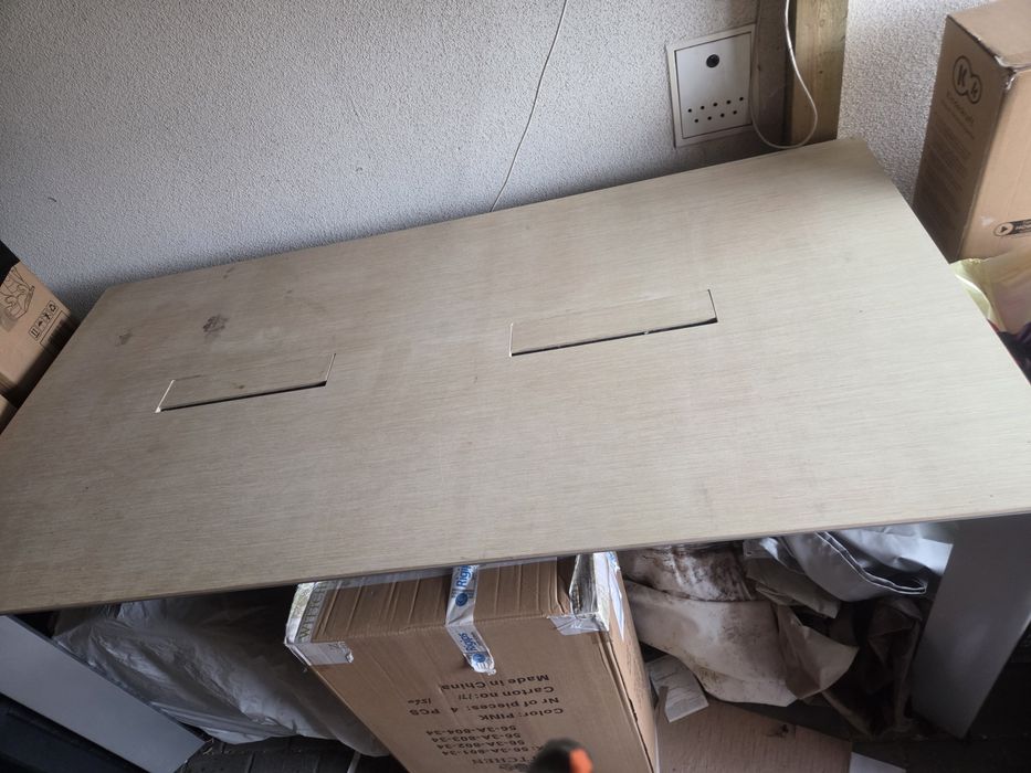 Stół do biura z pełnym okablowaniem