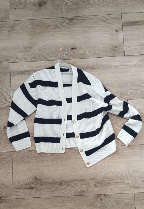 sweter w paski z guziczkami