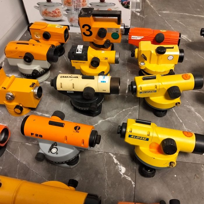 Zestaw 36 niwelatorów optycznych – różne marki – pakiet