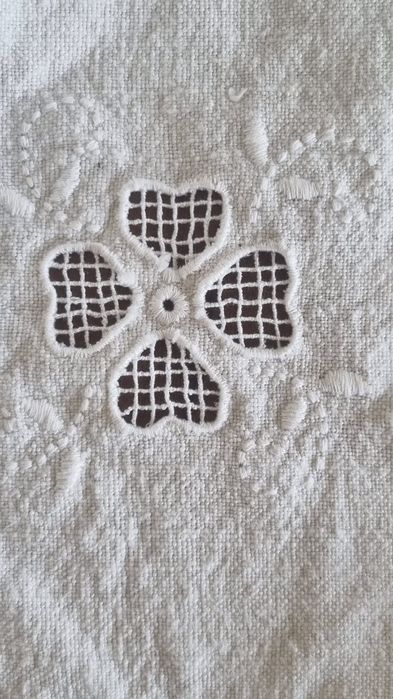 Toalha de mesa em crochê com aplicações em linho feita a mão