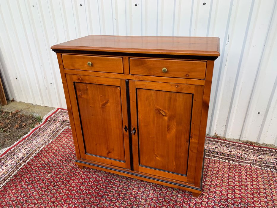 Mała ładna komoda .