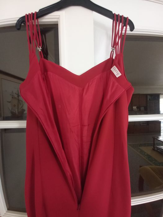 Vestido  bonito e elegante, 38 em bordeaux, com alcinhas, nos ombros e fecho atrás. Impecável