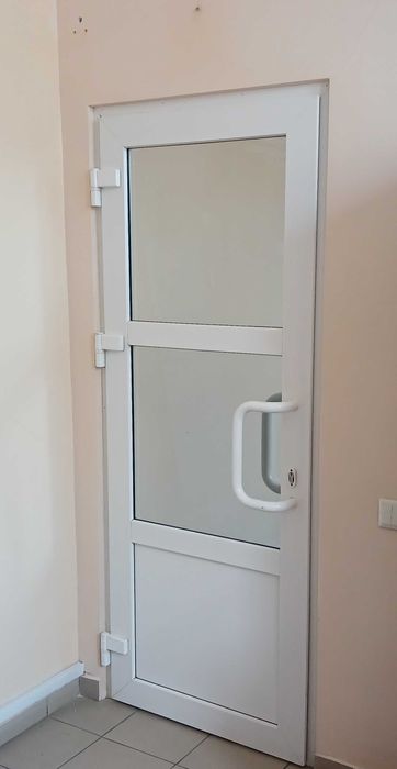 Металопластикові двері з доводчиком