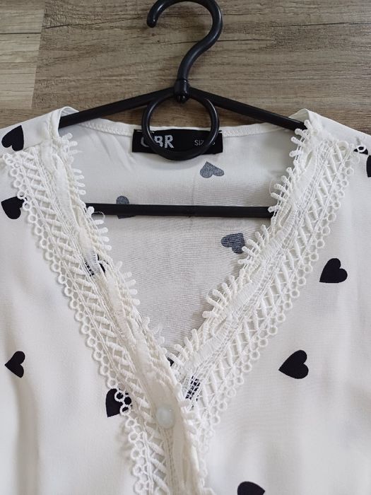 Koszula damska biała śmietankowa w czarne serca CBR S