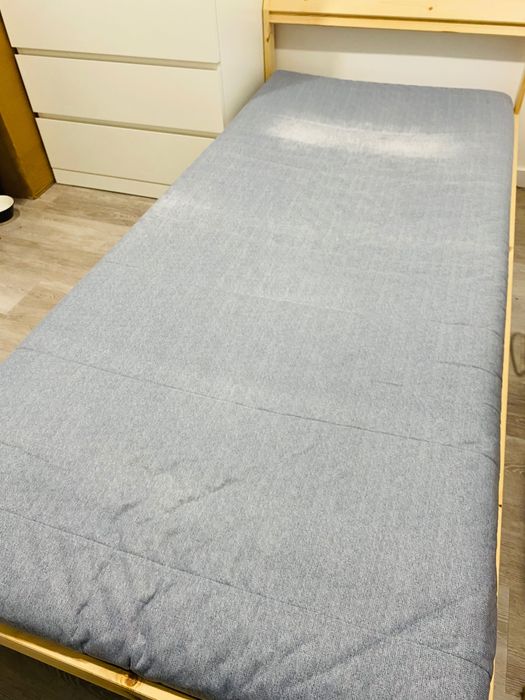 Cama de solteiro IKEA + colchão + proteção de colchão + lençol