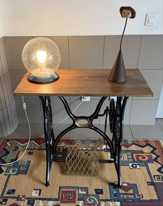 Mesa de nadeira maciça em pés Singer