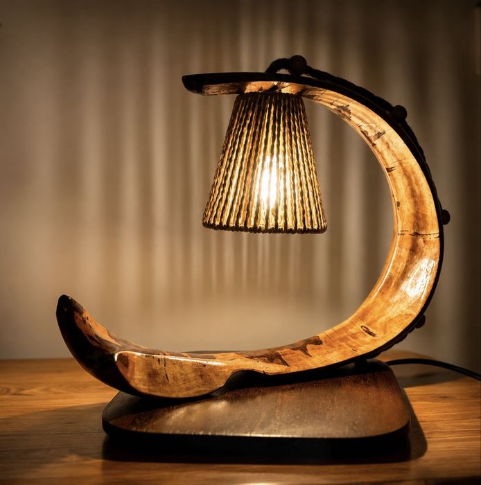 Designerska lampa z litego drewna dębowego – rękodzieło, unikat