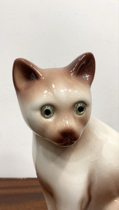 Gato em porcelana.