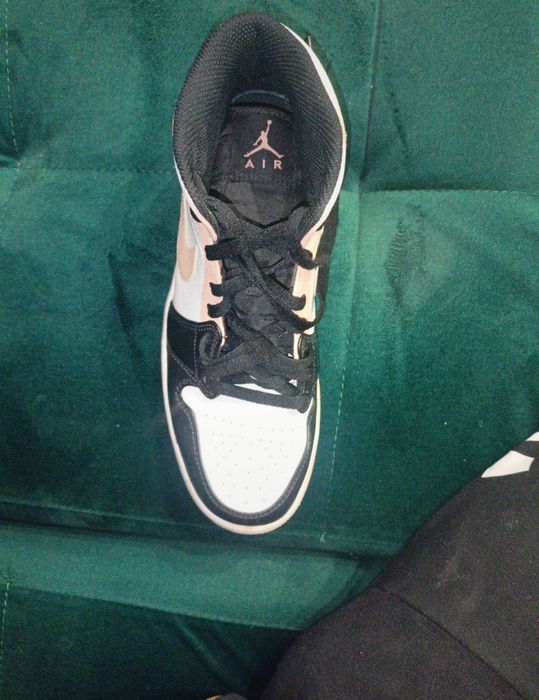 Jordan 1 crimson tint