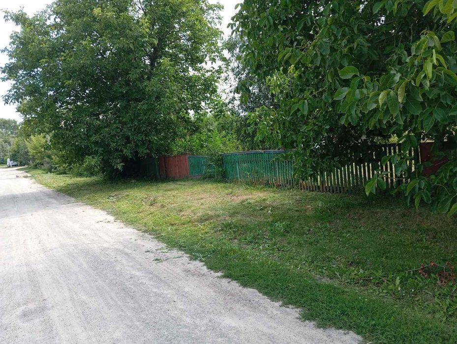 ТЕРМІНОВО  ПРОДАЄТЬСЯ  будинок на дві окремі половини смт.Червоне Бердичівський р-н, Житомирська обл