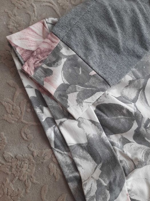 Bluza szara w kwiaty z kapturem