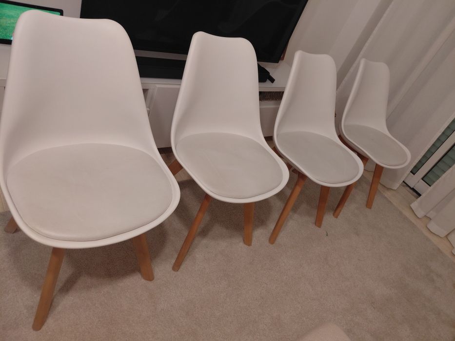 Cadeiras  com pes em madeira forradas no assento com algum desgate