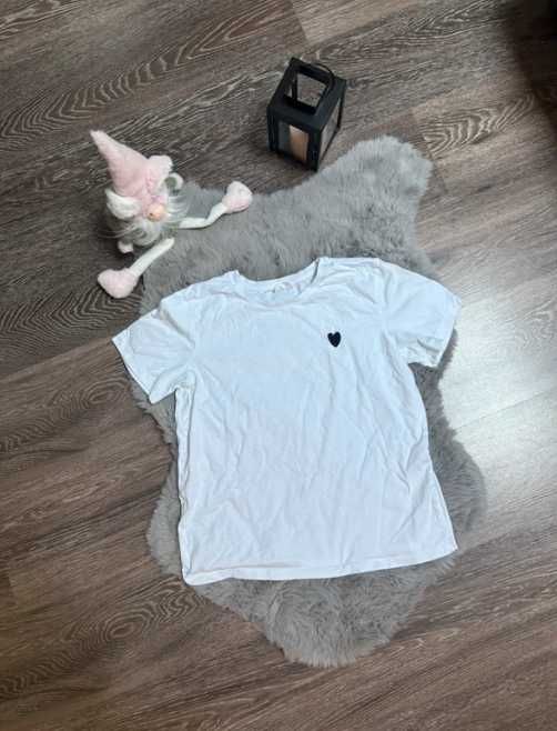 Biały t-shirt koszulka z małym czarnym sercem