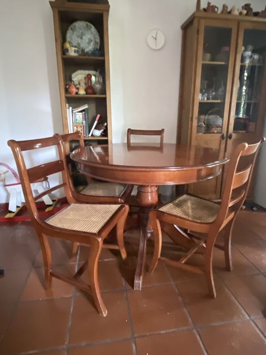 Mesa, cadeiras, cama/sofá e cómoda