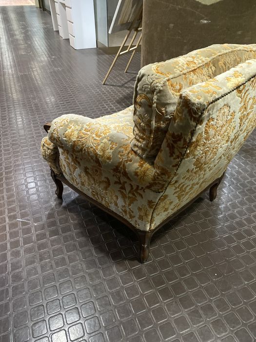 Sofa em veludo brocado
