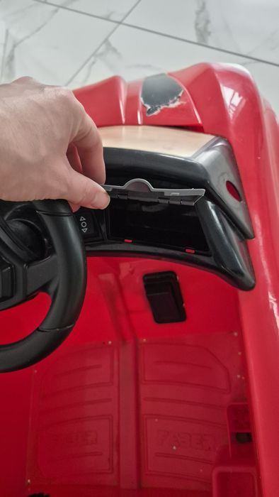 Дитячий електромобіль на батареї.