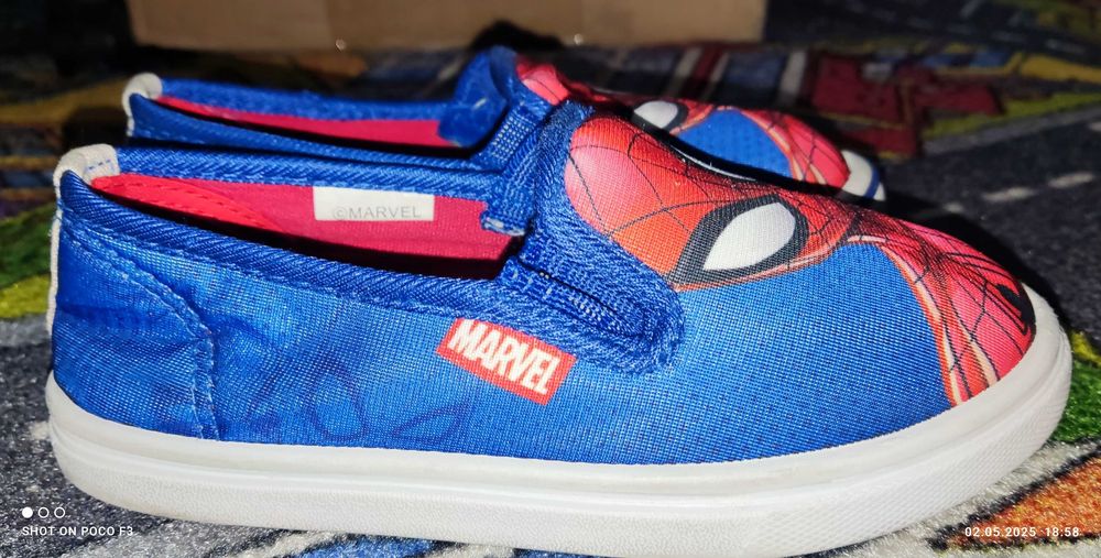 Kapcie z nadrukiem licencyjnym Marvel Spider-Man  29 r (18.5 cm).