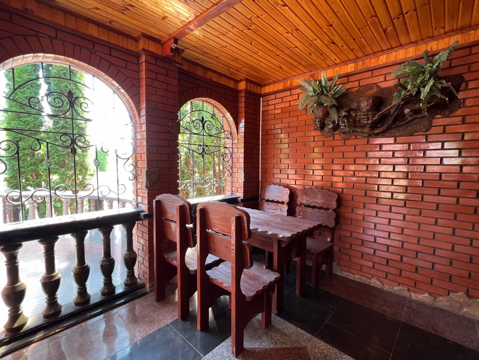 Продається ГОТЕЛЬНО-РЕСТОРАННИЙ комплекс ФАСАД 0,75 Га траса КИЇВ-ЧОП