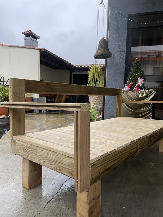 Sofa em madeira pinho tratafa 150c/60L/40a