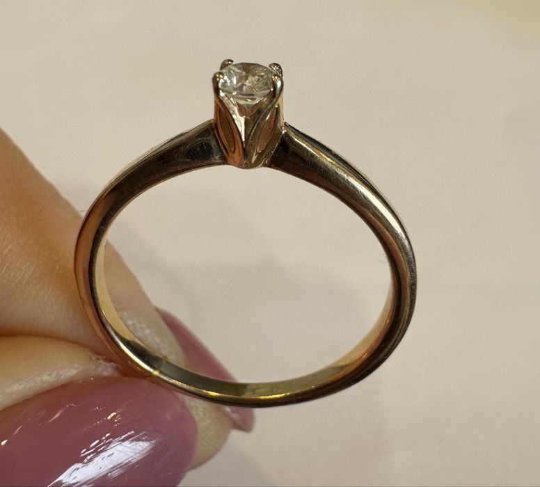 Золотое кольцо с бриллиантом