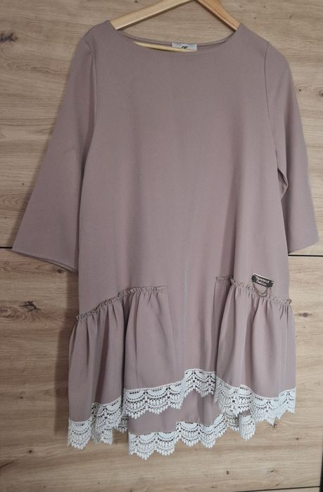 Elegancka sukienka ze zdobieniem XL 42