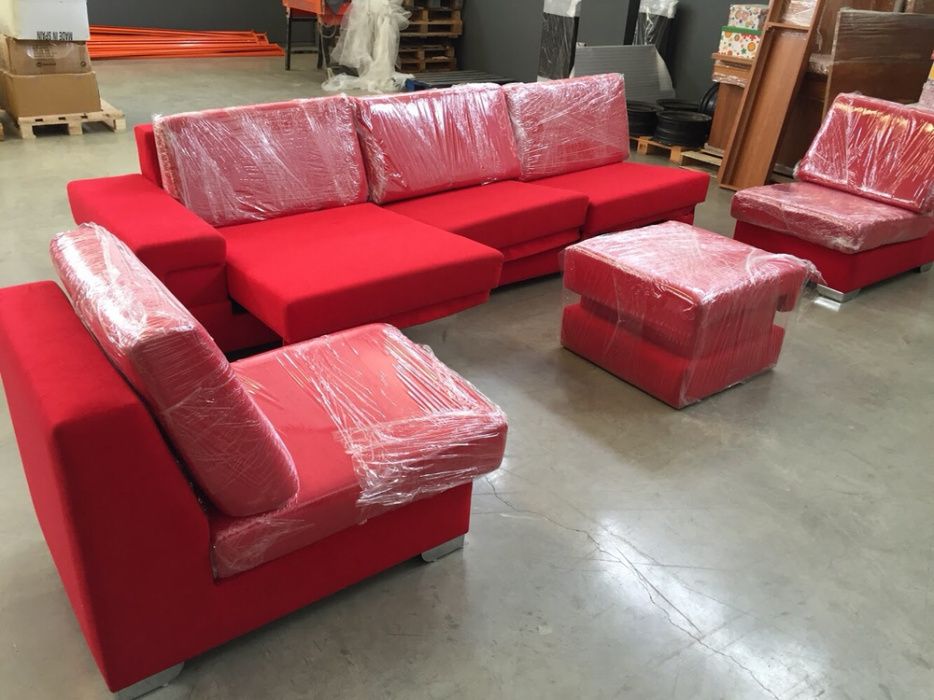 Conjunto sofá de três lugares, 2 sofás individuais e centro de sala