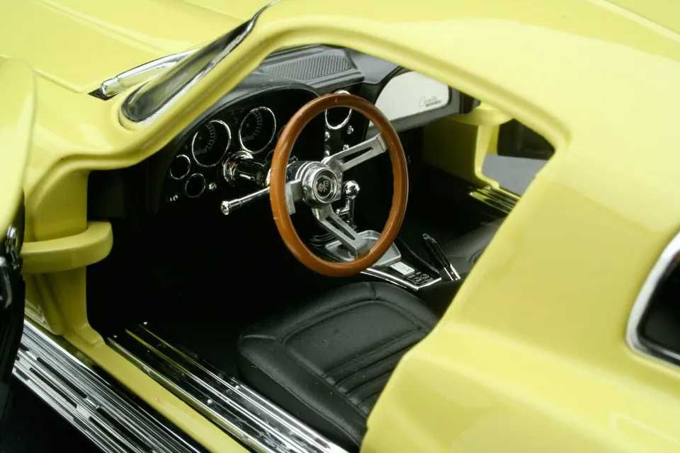 1/18 Exoto Chevrolet Corvette 327 L79 Sting ray (sunfire yellow) 1967