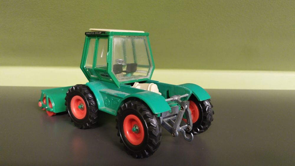 Gama traktor Deutz Fahr plus zamiatarka jak siku Britains 1 32