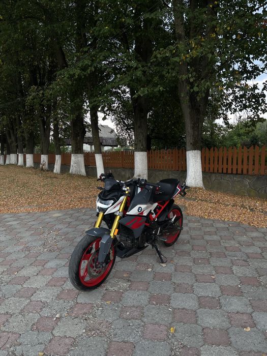 BMW G310r.