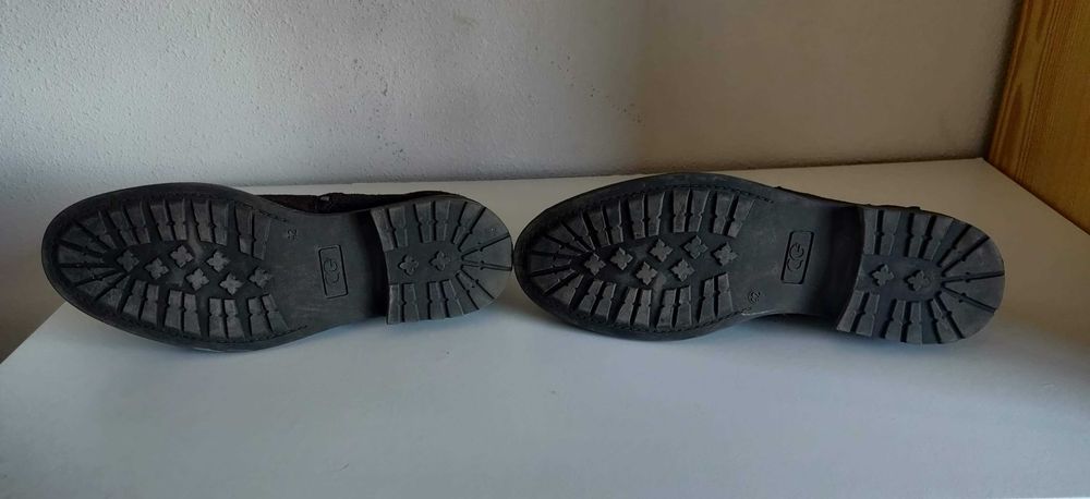 Botas de camurça (Calçado Guimarães)