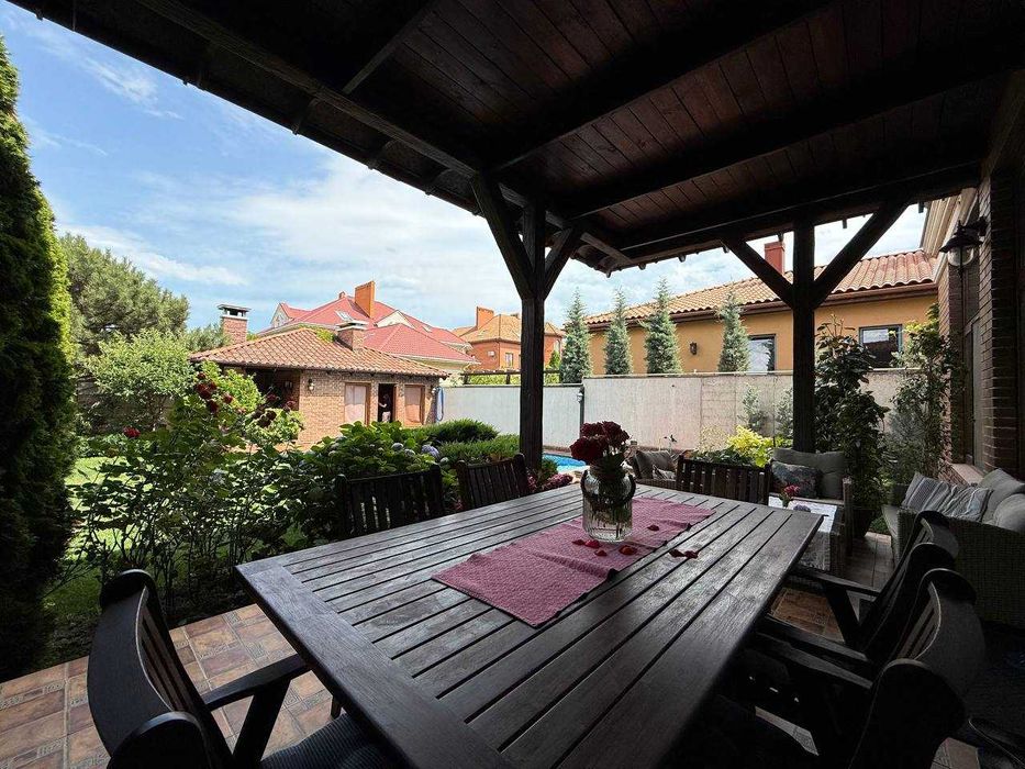 Продам добротный дом в Совиньоне! Красивый участок. Бассейн.