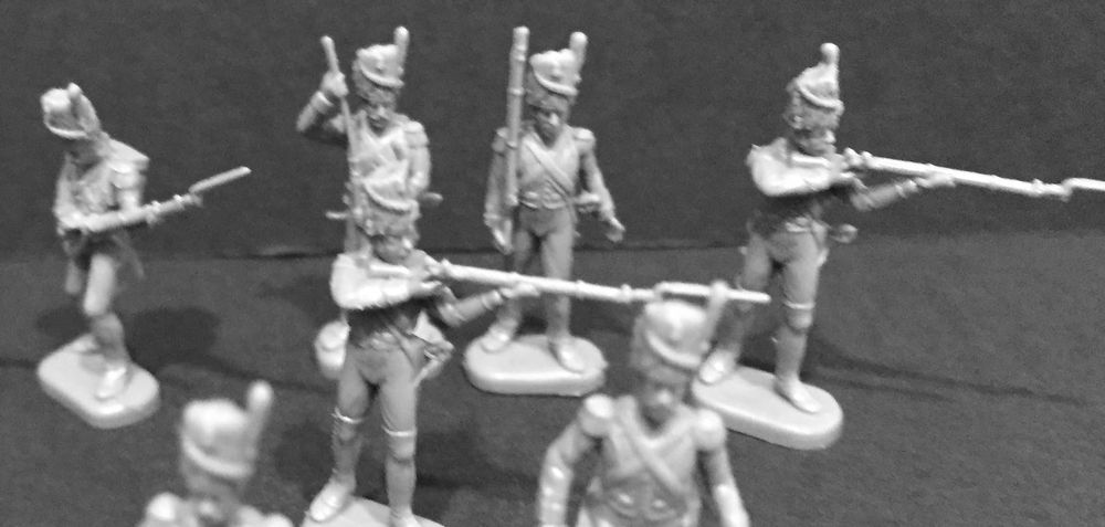 15 Soldados antigos em plástico