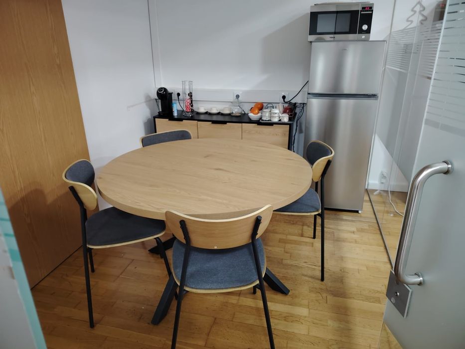 Frigorífico, mesa e aparador