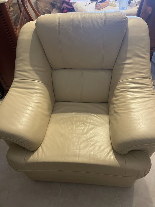 Sofa em pele bege