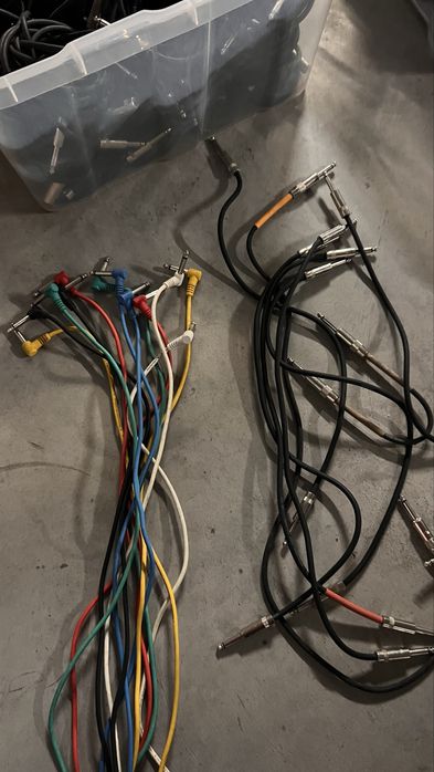 Caixa com cabos midi, jack, etc