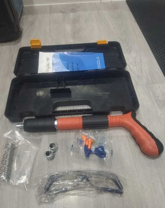 Пневматичний пістолет для забивання цвяхів в стіну