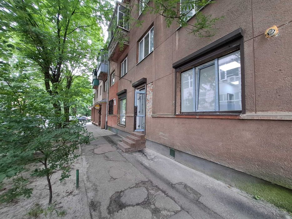 Магазин - офіс на вул. Олени Степанівни 50 . Фасадний вхід