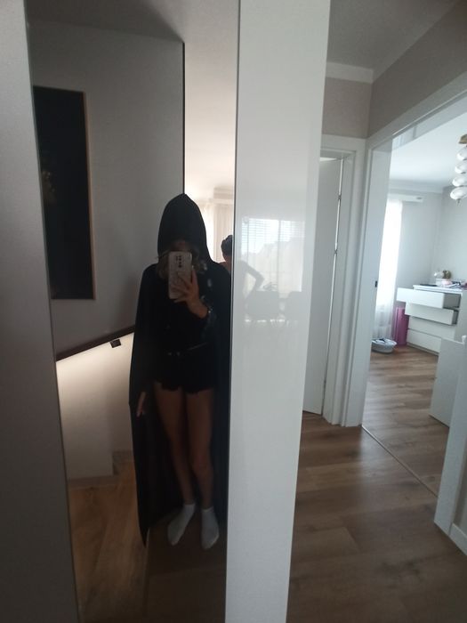 Czarna peleryna idealna na halloween
